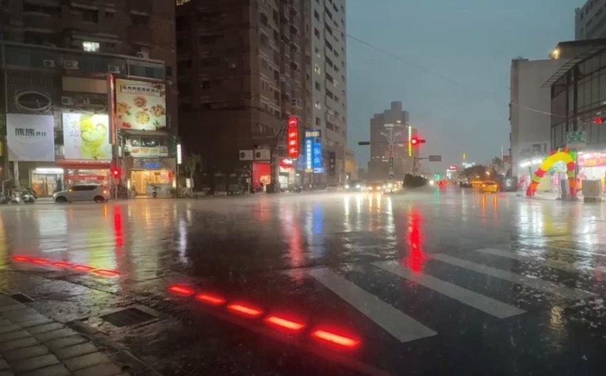 嘉義斑馬線「LED燈條」同步亮燈　網驚呼：太前衛了
