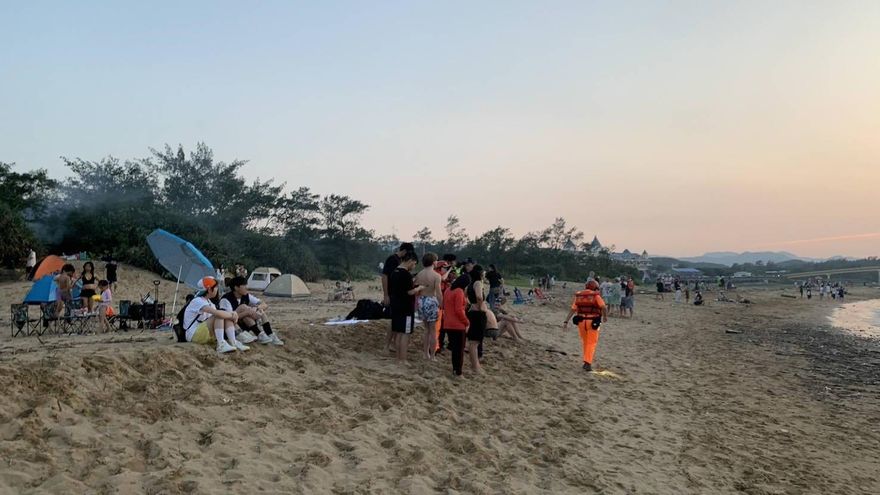 影/貢寮海邊3外國人遭浪沖走　2人獲救1人失蹤