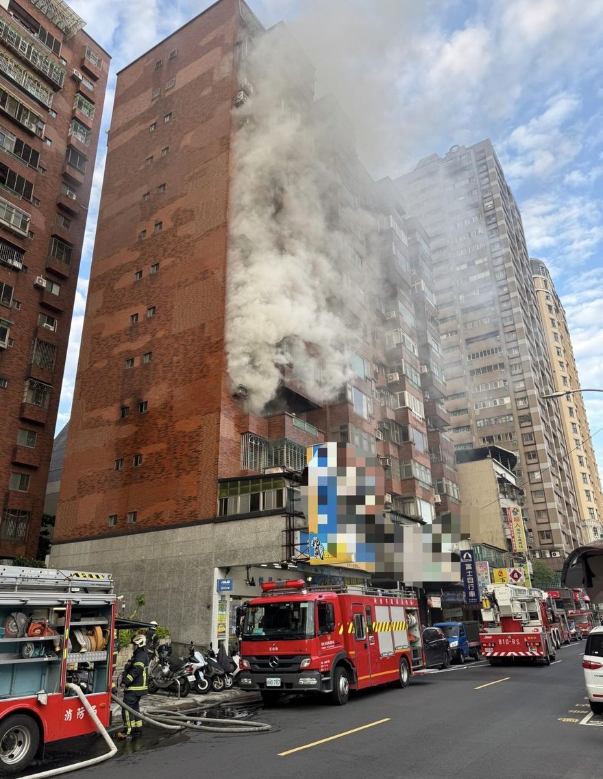 影/板橋住宅大樓火警濃煙狂竄　1女意識不清緊急送醫