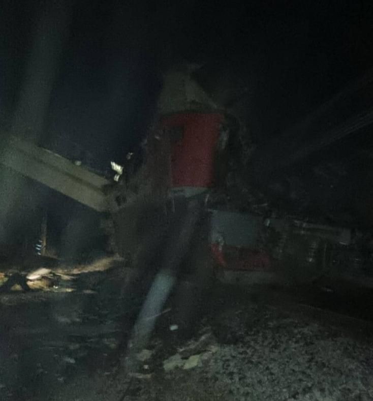 俄國公路橋倒塌！多輛貨車摔落波及行駛中火車　至少7死30傷