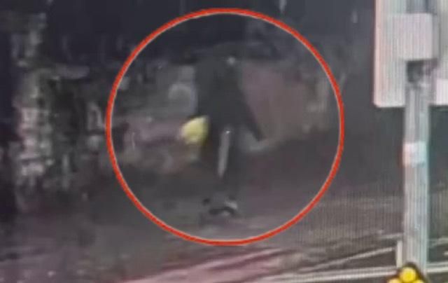 影/詭異竊案！台大醫院行員387萬現鈔擺商場　下秒黑衣人拿走