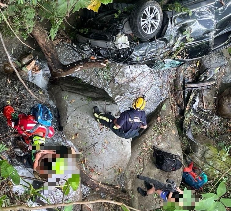 影/大雪山林道37歲女載德籍女墜7樓深河谷　Lexus休旅車摔爛