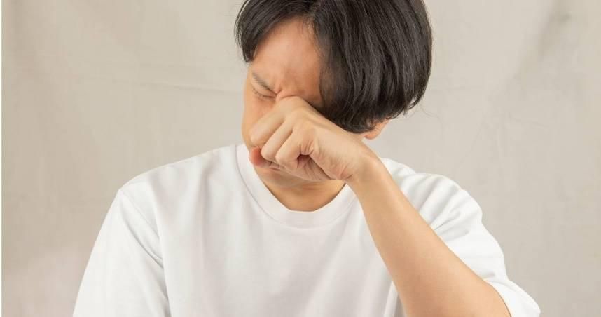 別輕忽！67歲男眼皮下垂就醫　醫生憂「恐是癌症前兆」