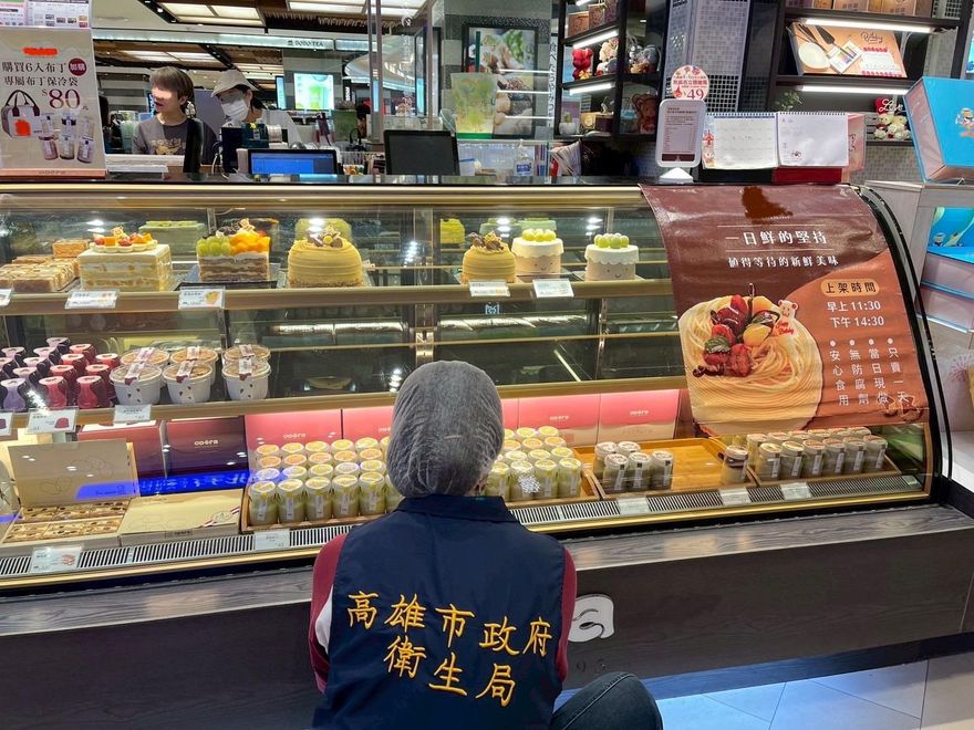 漢神巨蛋名店蛋糕驚見蟑螂！高雄衛生局：最高可罰2億元