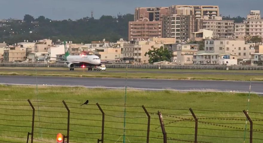 影/高雄機場驚魂！長榮BR849疑煞車異常受困　班機卡跑道