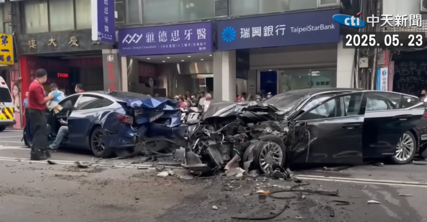 重慶南路無照暴衝釀8傷！　特斯拉車主深夜提告了