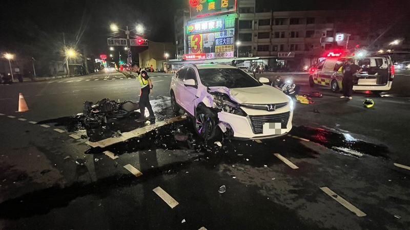 高雄死亡車禍！紅牌重機男撞轎車「整輛全毀」送醫不治