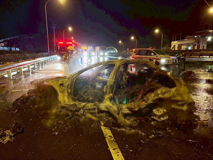 國3慘烈車禍！中寮隧道口「轎車撞護欄起火」　駕駛噴飛摔死
