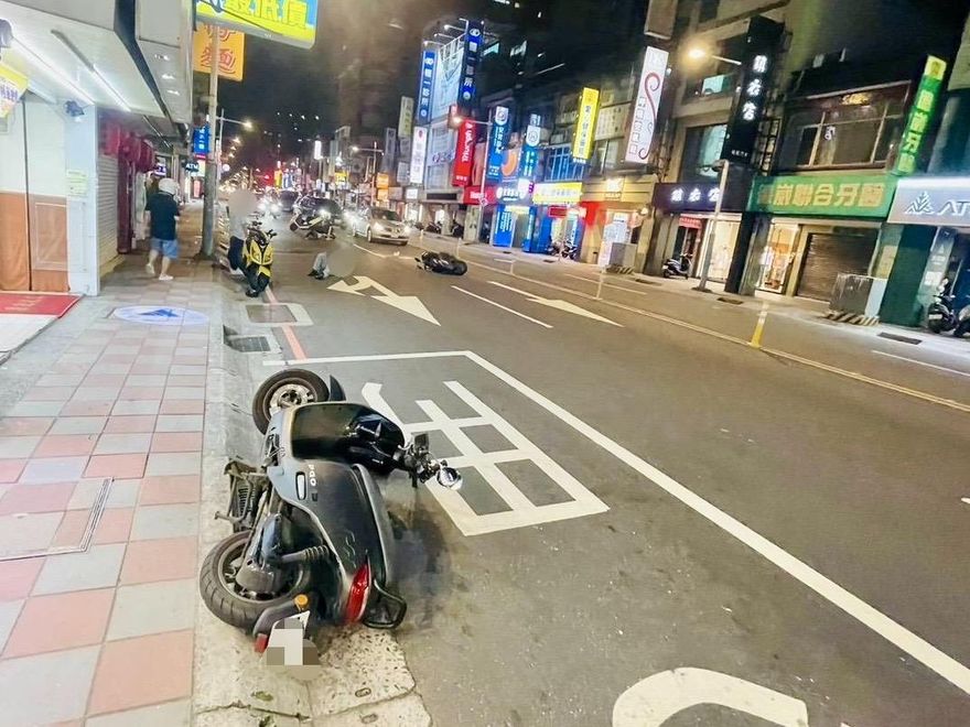 影/板橋驚悚事故！2機車碰撞「噴飛10公尺、騎士一度昏迷」