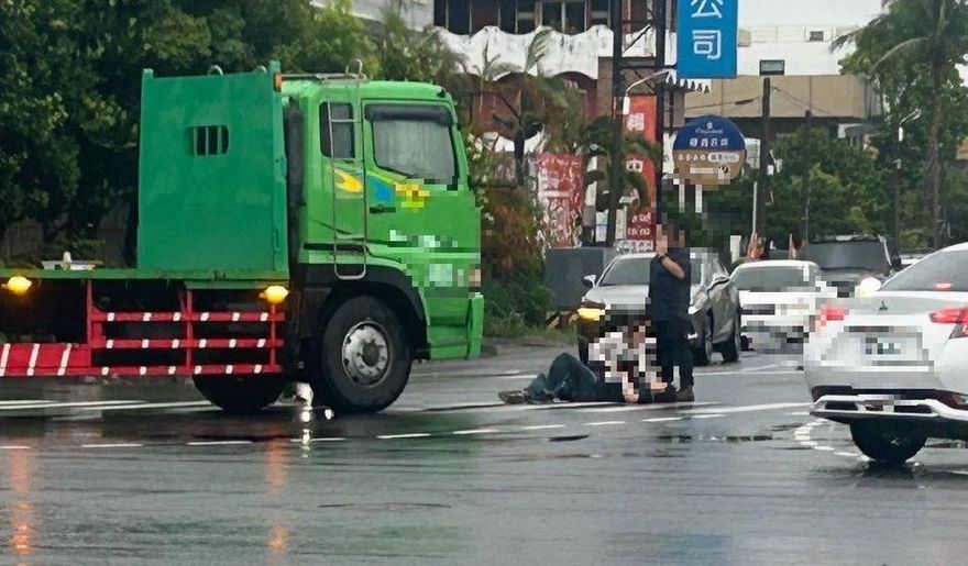 台南又見行人地獄！男走斑馬線被大車撞倒　緊急送醫