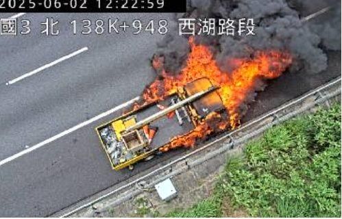 悚！國3通霄段高空作業工程車狂燃　火煙釀南北大回堵
