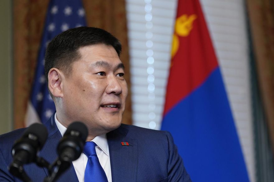 爽搭直升機、戴名貴戒！兒炫富引眾怒　蒙古民眾要求總理下台