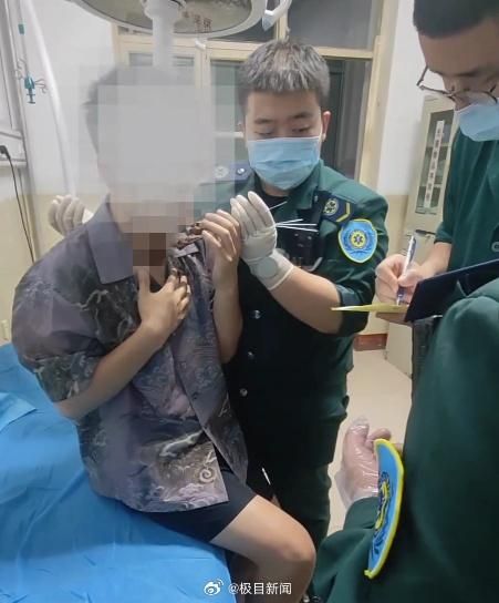 影/恐怖！與同事爆口角　陸男慘遭「多根燒烤簽插脖」