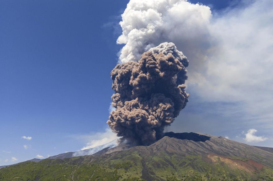 義大利埃特納火山噴發！火山灰衝天數公里高　遊客狂奔逃命