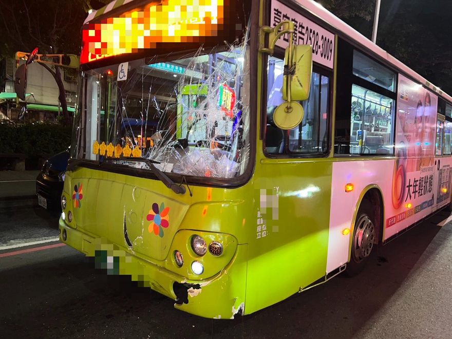 影/新北公車出事！「299追撞257」驚悚碎裂現場直擊