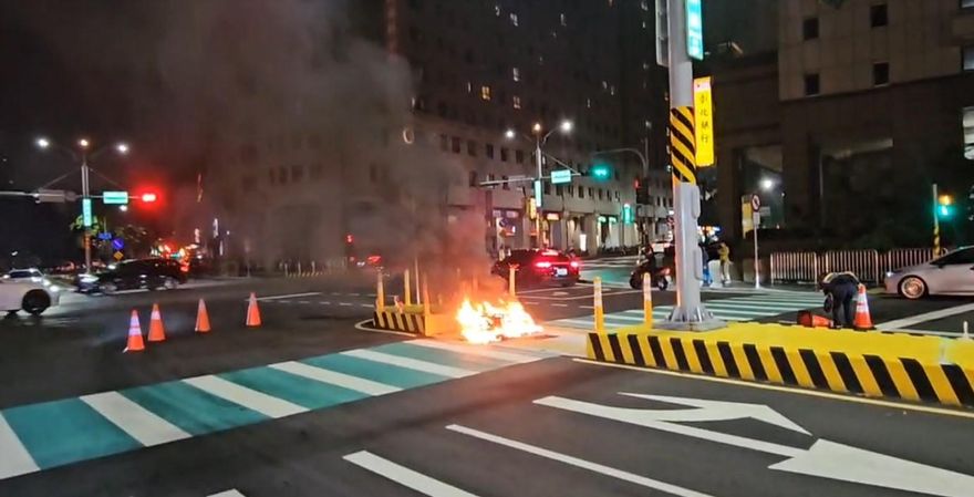影/二手電動機車騎到一半冒煙！台中男急跳車　下秒變火球