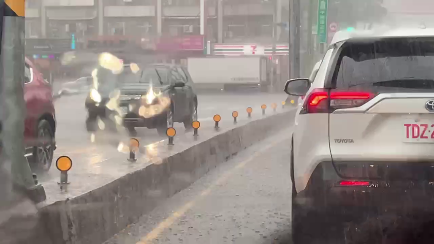 影/11:00鋒面移入！北市府大雨警訊　士林、北投恐降40毫米