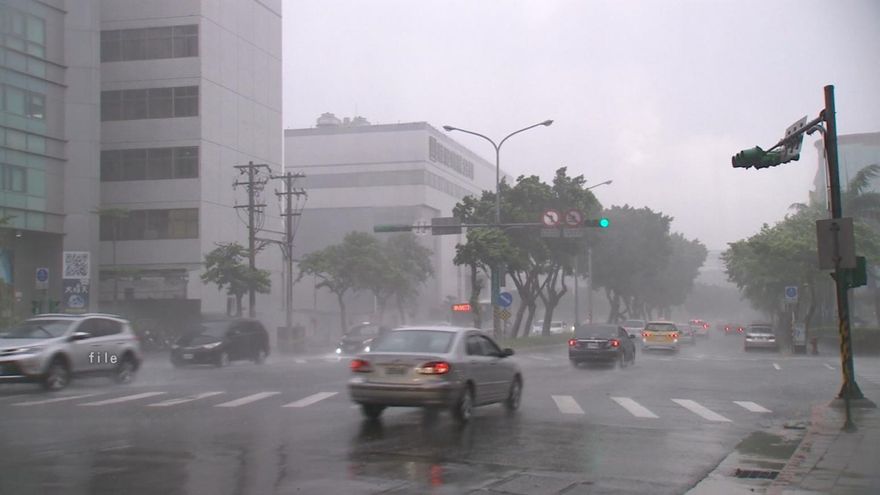 國家警報狂響！大雨特報擴大17縣市　山區暴雨轟新北宜蘭