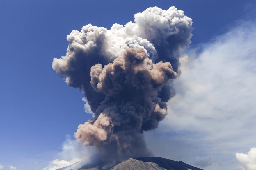 影/搭飛機遇埃特納火山噴發　乘客拍下高空壯觀畫面
