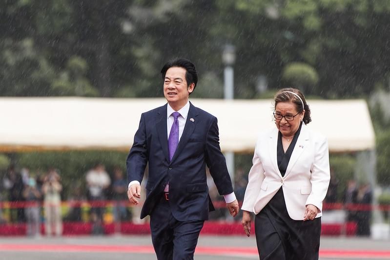 賴清德與友邦元首雨中閱兵　凌濤狠酸：誰在惡整他？
