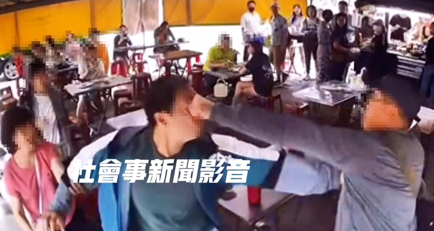 影/黑輪攤變全武行！家人吵架丟食物波及鄰桌　當場大打出手