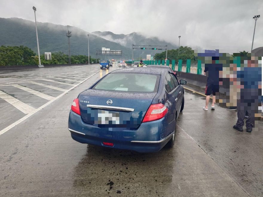 影/「高齡+逆向+無照」88歲翁開上國5　害3車連環撞