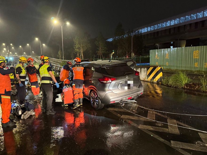 影/新北又有7旬老翁暴衝出事！開車撞擊橋墩慘死