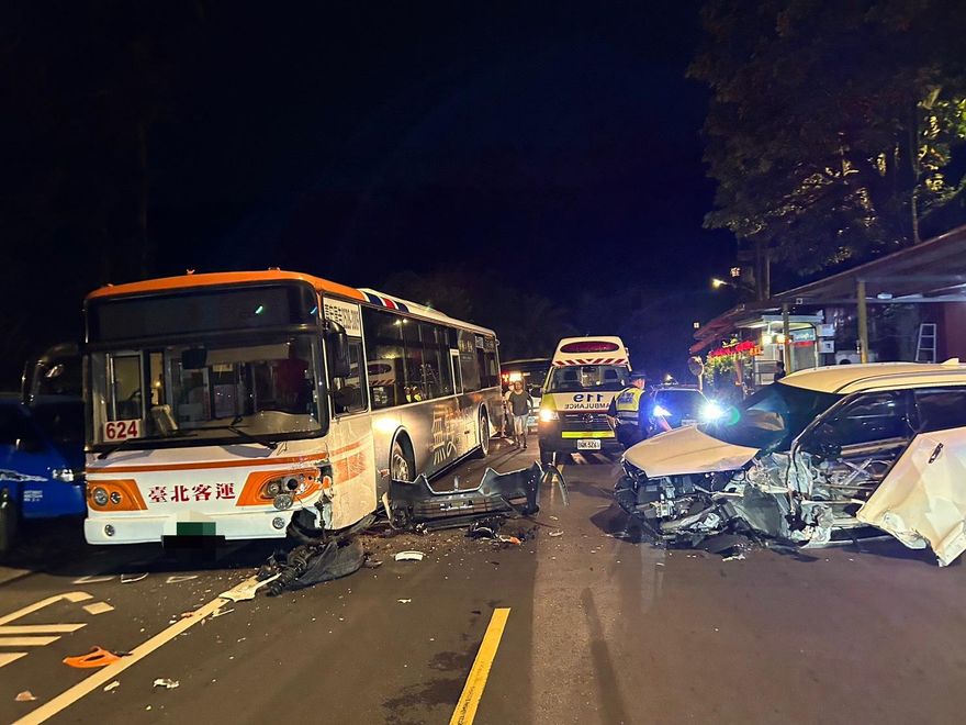 新北公車出事！慘遭昏沉女開車撞擊、「車頭全毀」現場直擊