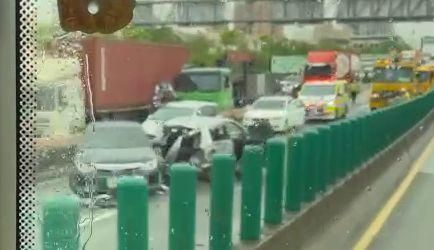 影/高雄國1末端「5車連環追撞」全線封閉、傷亡不明