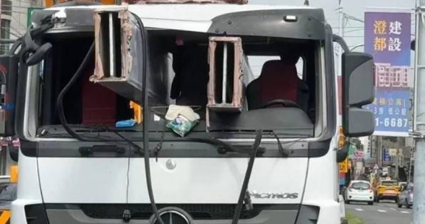 影/差1cm就家屬答禮！嘉義拖板車頭遭貫穿「駕駛逃劫」