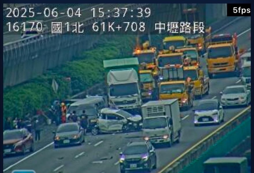 影/國1重大車禍！中壢段追撞「小客車變形」傷亡不明