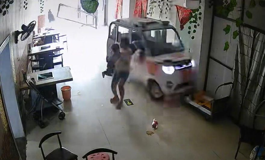 影/車輛失控衝店內...陸女童神反應　勇救1歲妹畫面曝光