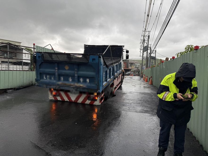 台南安定便道遭掏空！貨車受困「輪胎大」坑洞