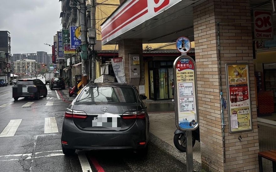 影/基隆轎車暴衝撞斷瓦斯管線　肇事駕駛棄車逃逸