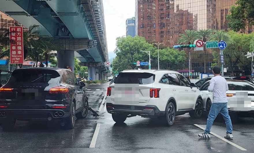 影/北市多元計程車與2保時捷擦撞　3車受損幸無人傷