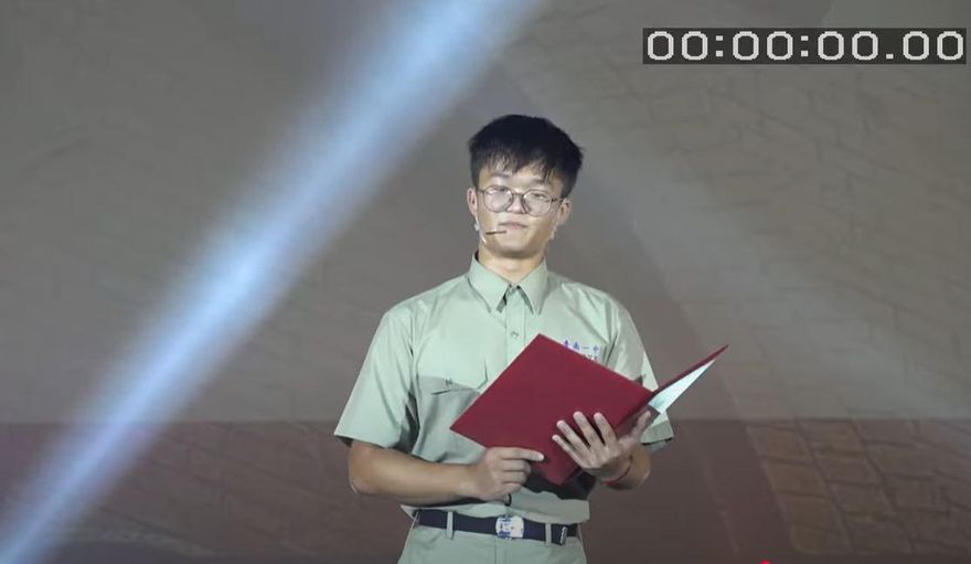 南一中畢業生致詞超狂！感謝師長「引導猴子變成人猿」全場笑瘋