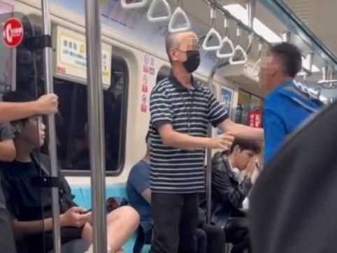 影/北捷男乘客「拉上衣露刺青」　激動向阿伯喊：你坐啦