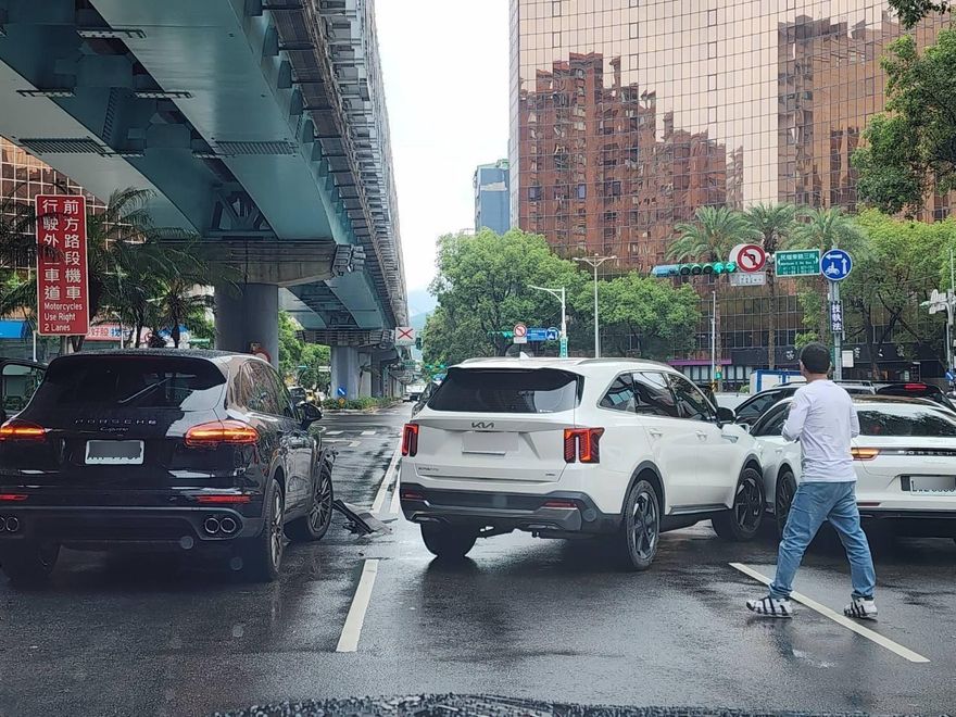 影/打方向燈秒左切！KIA雙擊保時捷　警斷肇責：變換車道不當