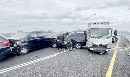 影/國1五楊高架8車連環撞　肇事車未保持安全距離釀禍