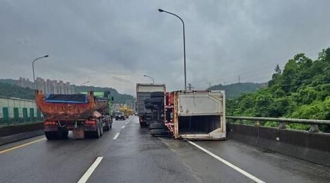 基隆台62線貨櫃車失控側翻　貨物傾瀉散落車道