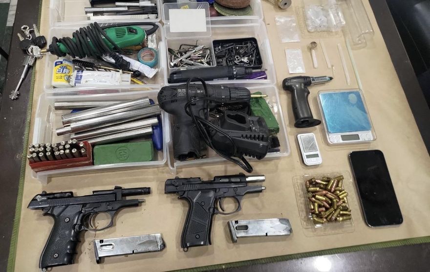 影/毒販住家改裝成槍枝工廠　警攻堅逮人起獲槍毒