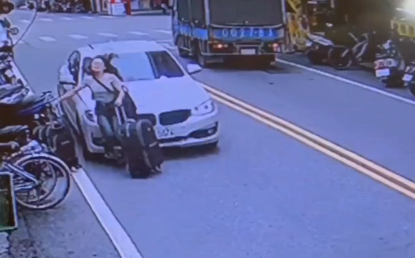 宜蘭街頭驚爆金飾搶案！女子遭汽車衝撞搶奪行李箱　熱心民眾即時制止
