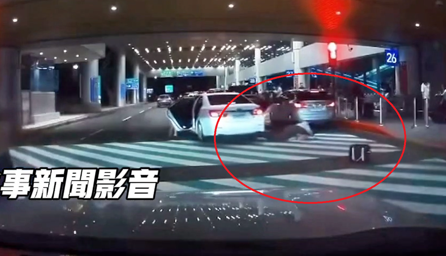 車走、乘客留！白牌車駕駛闖燈催油門　她滾出來踉蹌跌跤