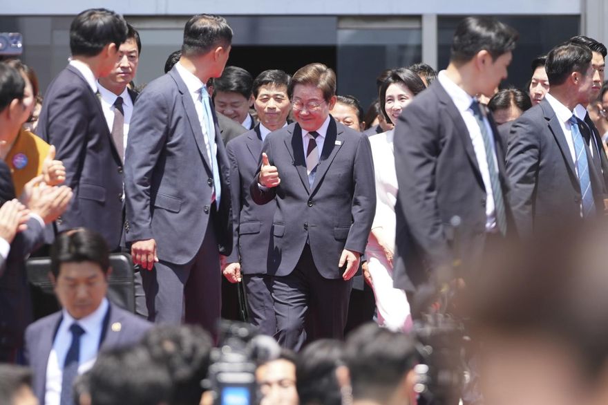 接地氣！李在明走訪傳統市場　自掏腰包買菜「自己拎袋子」