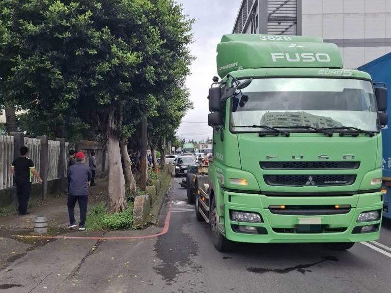 影/桃園中壢死亡車禍！無照移工鑽貨車死角遭輾亡