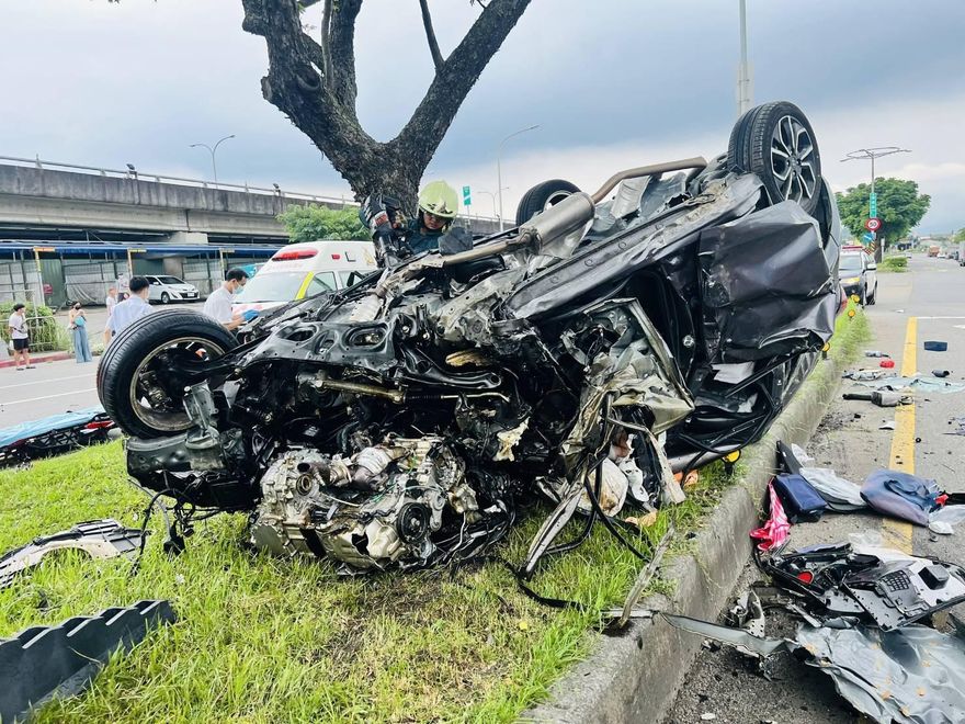 北市撫遠街嚴重車禍！轎車翻上分隔島變廢鐵　母子雙亡