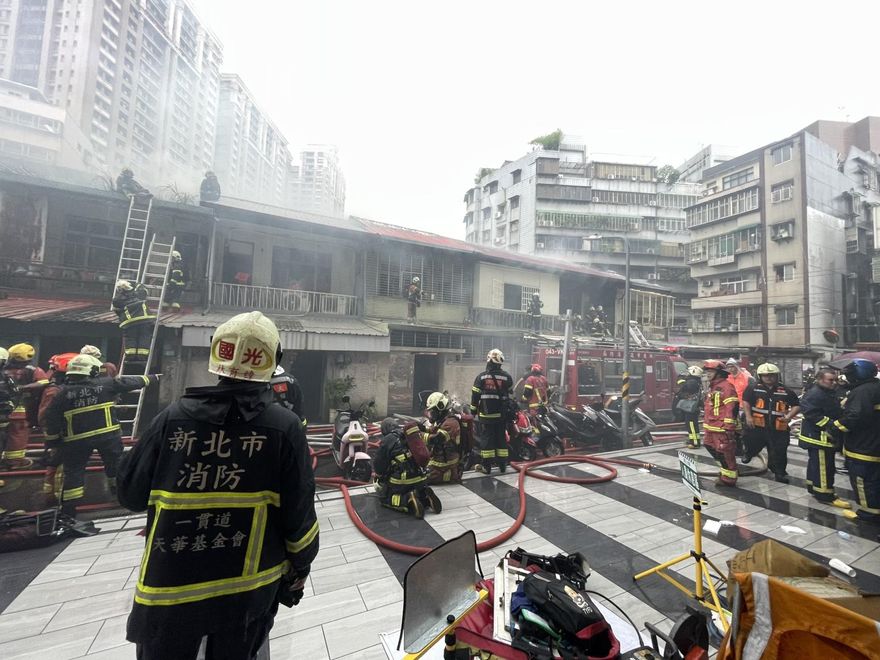 影/新北永和民宅火警！警消疏散29人　火勢延燒6戶