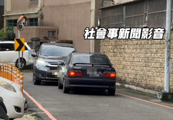 影/死都不讓！中壢窄巷2車「對峙」3小時　大家都不用動