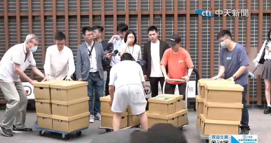 送件失敗？張克晉未現身　北市選委會退罷免吳思瑤2.7萬連署書