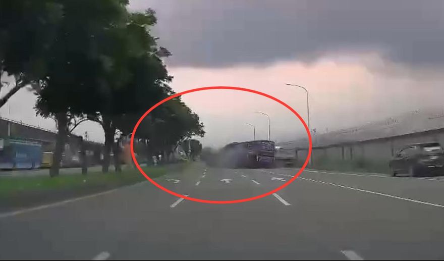 影/恐怖撞擊瞬間！北市撫遠街轎車撞遊覽車　母子雙亡